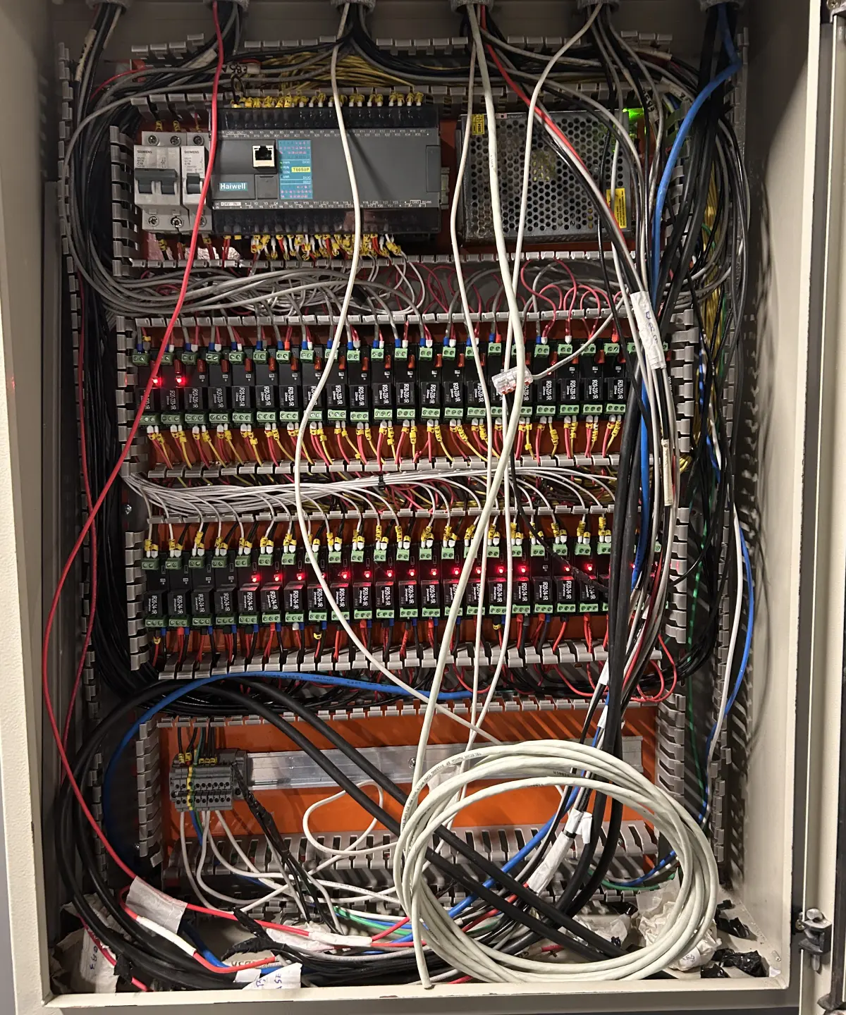 Painel elétrico industrial com cabeamento desorganizado antes da reforma
