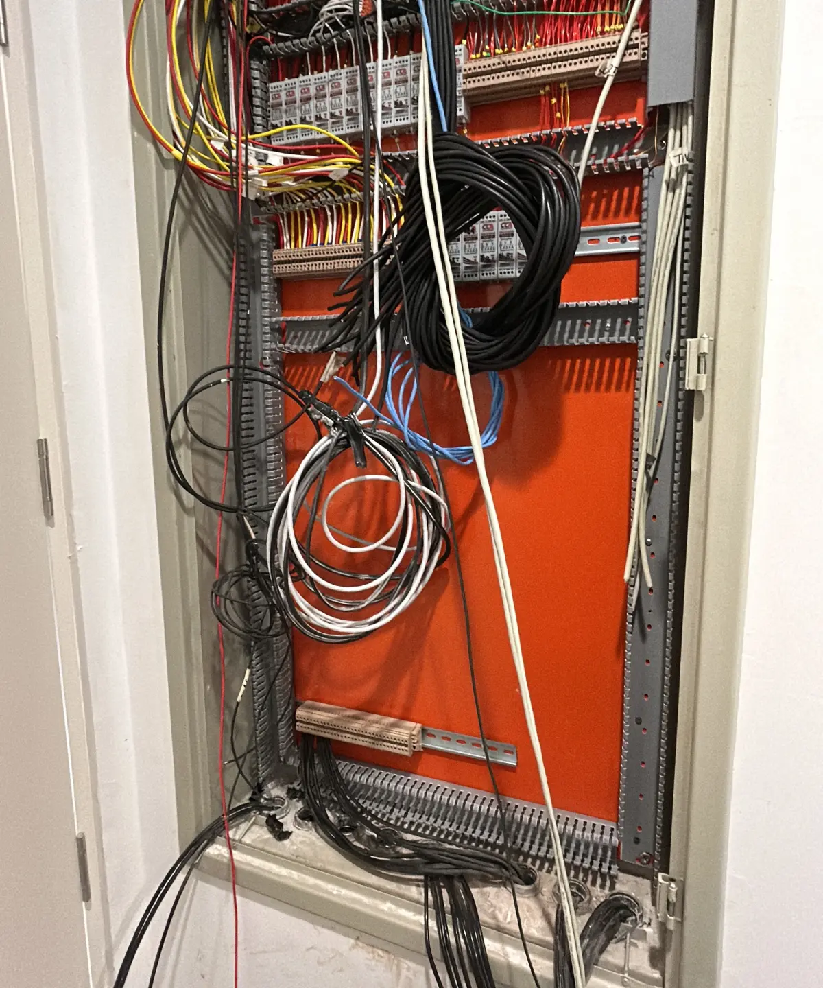 Quadro de distribuição predial obsoleto antes da substituição