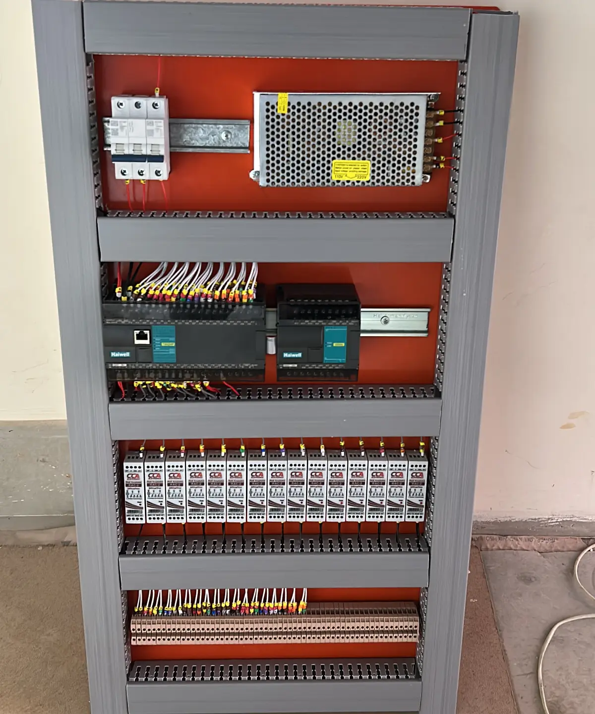 Linha de produção automatizada com CLP e inversores para controle de envase