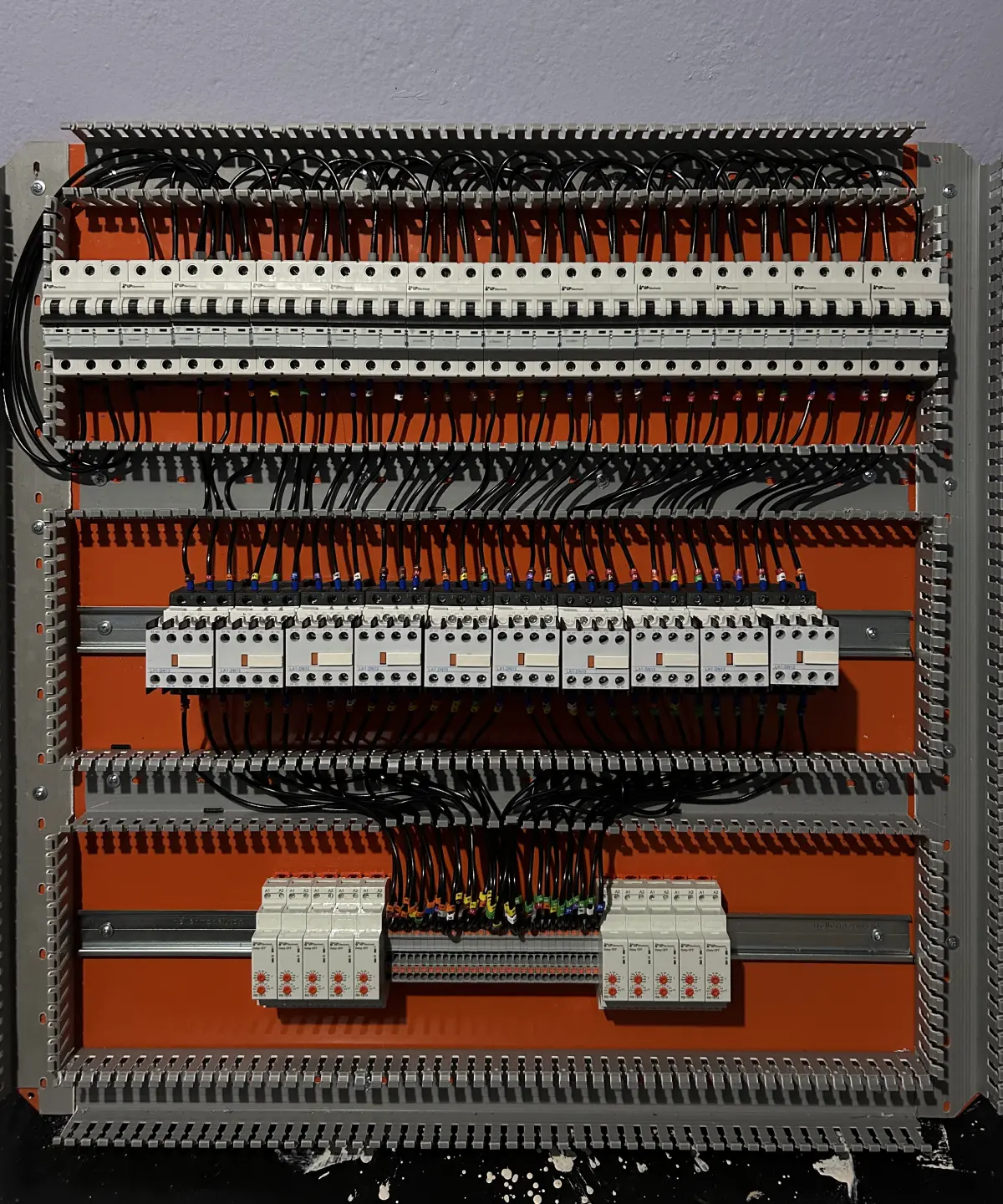 Instalação elétrica residencial renovada com quadro de distribuição novo
