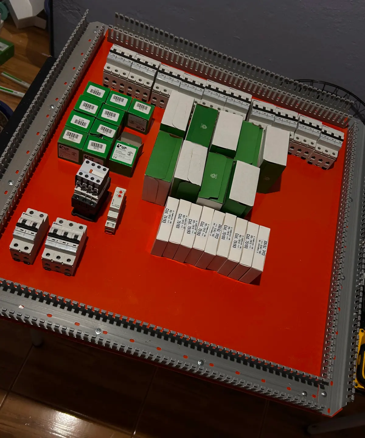 Instalação elétrica residencial antiga com fiação exposta