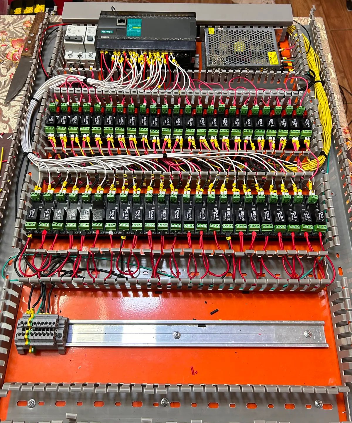 Painel de comando montado com CLP Siemens, inversores e IHM para supervisão
