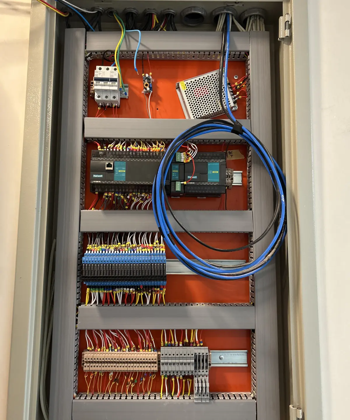 Quadro elétrico comercial reparado e adequado após diagnóstico com termografia