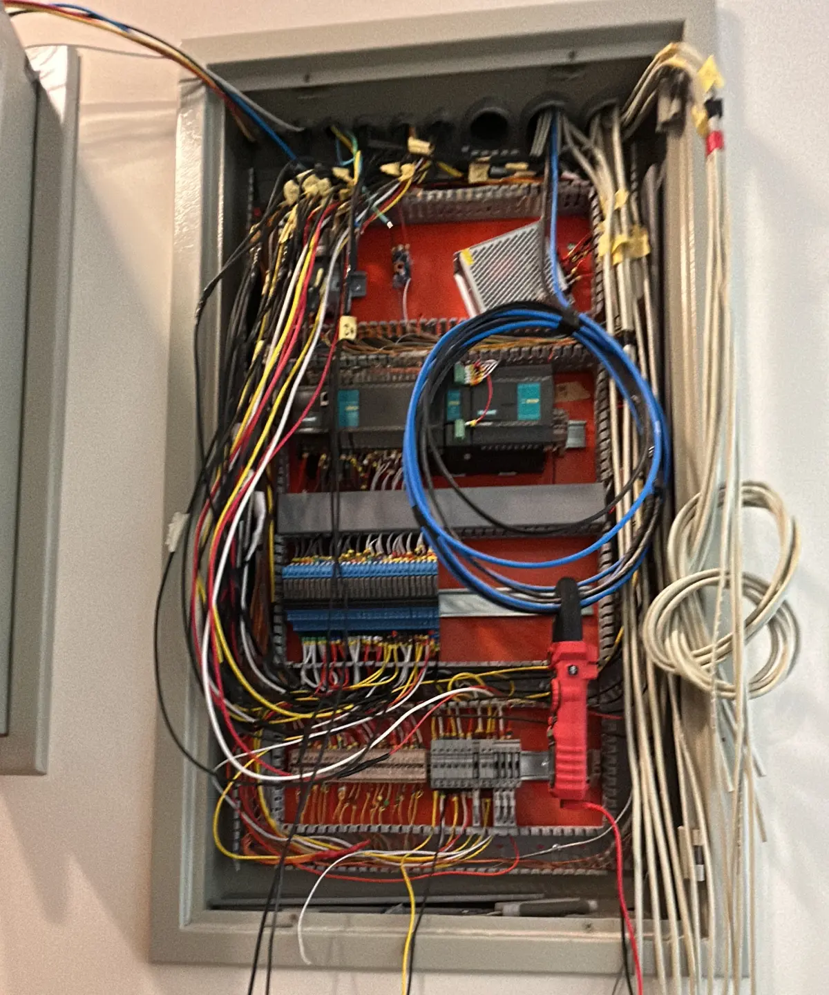 Quadro elétrico comercial com sinais de superaquecimento antes da manutenção